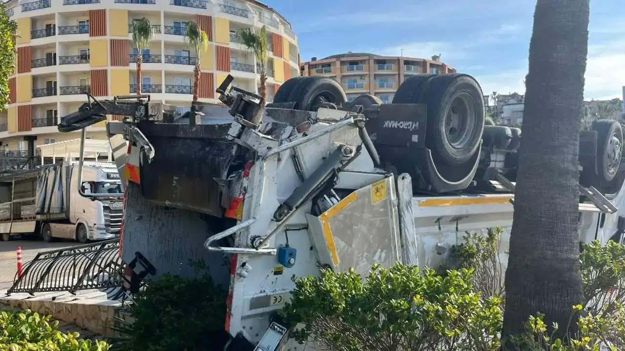 Alanya’da Çöp Kamyonu Çarpışma Sonrası Takla Atarak Devrildi 4